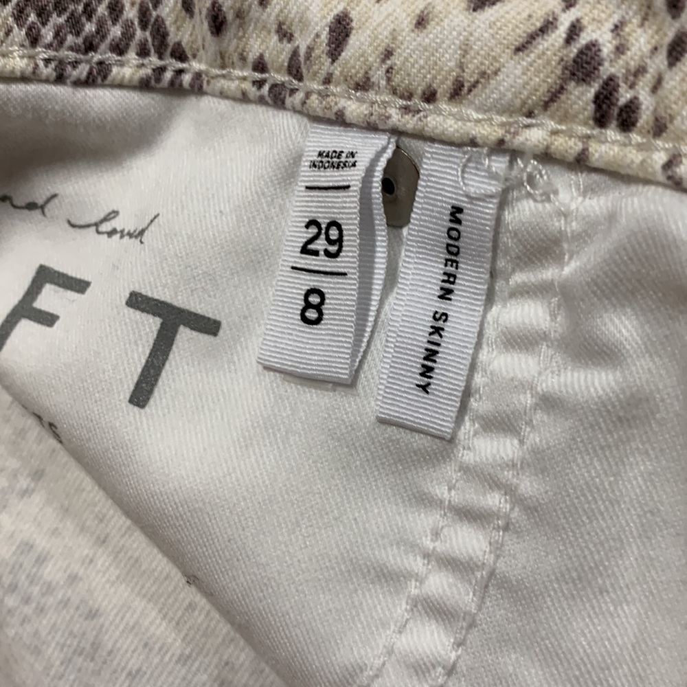 LOFT Skinny Jeans in Cream with Taupe Snake Print - 8 - Picture 5 of 10